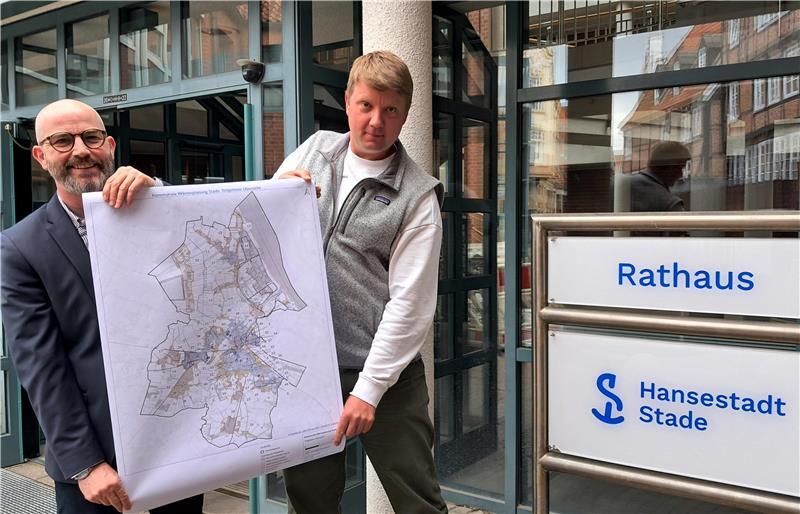 Neue Karte zeigt: So können Stades Häuser in Zukunft beheizt werden Erster Stadtrat Lars Kolk (links) und Klimaschutzmanager Matthias Mueller präsentieren die Karte, die auch unter www.stadt-stade.info/waermeplanung abrufbar ist.