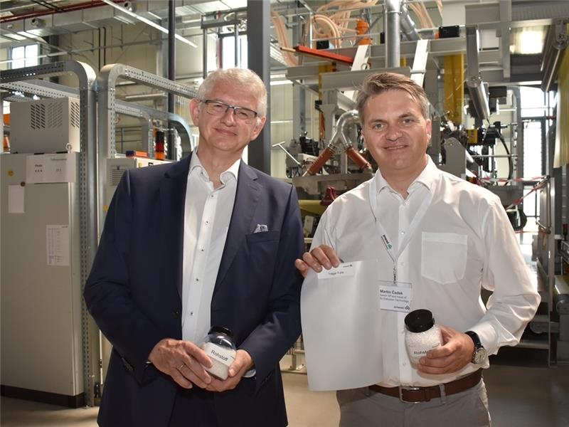 Erster Stadtrat Michael Nyveld (links) ließ sich von Emerell-Geschäftsführer Dr. Martin Č adek in die Geheimnisse der Produktion einweihen. Im Hintergrund ist die neue Co-Extrusionsanlage zu sehen. Foto Vasel