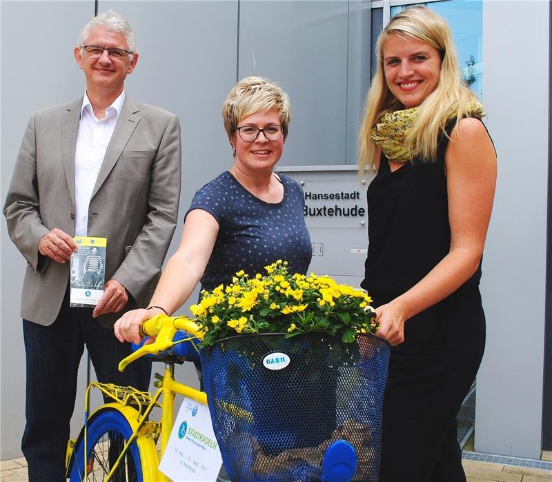 Erster Stadtrat Michael Nyveld mit den städtischen Mitarbeiterinnen Sophie Schröder und Ann-Kathrin Bopp. Foto Hansestadt Buxtehude