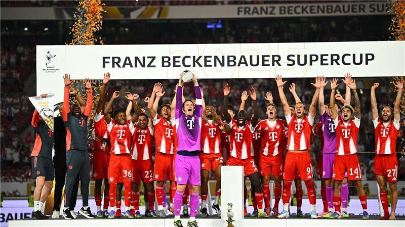 Erster Bayern-Titel: Kein Woltemade, aber Díaz liefert schon Erster Supercup-Sieg seit 2022: Die Bayern um Torhüter Manuel Neuer jubeln.