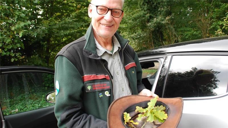 Erster Tipp von Jörn Freyenhagen für die Wanderung: Eichenlaub im Hut ist gut gegen wunde Füße