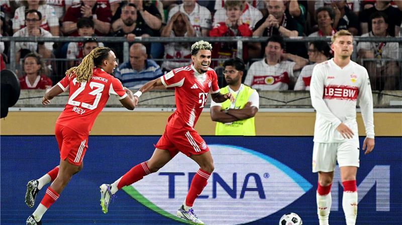Erster Bayern-Titel: Kein Woltemade, aber Díaz liefert schon Erstes Pflichtspiel, erstes Tor: Bayern-Neuzugang Luis Díaz (M.) traf am Samstag in Stuttgart.