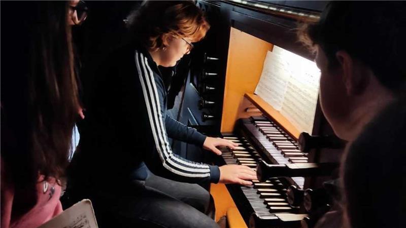 Erstes Spiel an der Furtwängler-Orgel.