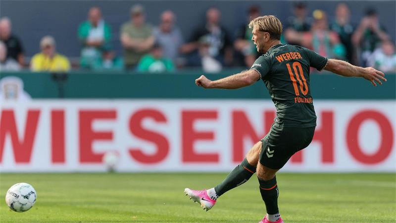 Erstes Spiel, erstes Tor: Niclas Füllkrug verwandelt gegen den Lüneburger SK seinen Foulelfmeter.