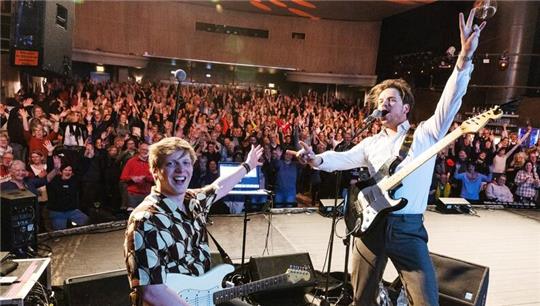 Erstes Stader Rudelsingen im Stadeum: Die Musiker Simon Bröker und Maximilian Saul laden zum Mitsingen ein.