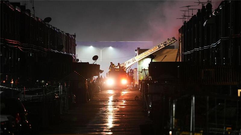 Jet stürzt in USA ab: Sieben Tote und viele Verletzte Ersthelfer an der Unfallstelle