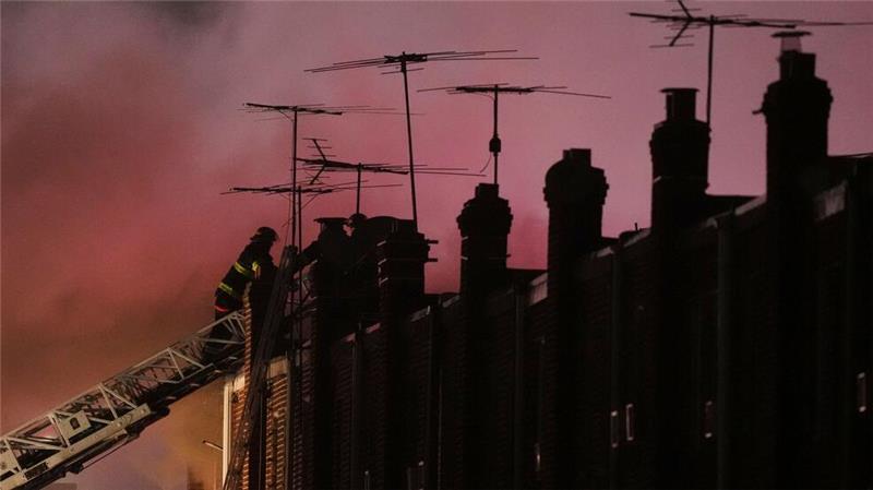 Jet stürzt in USA ab: Sieben Tote und viele Verletzte Ersthelfer arbeiteten über Nacht an der Unfallstelle.