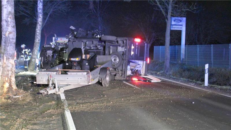 Unfall in Ahlerstedt: Transporter-Fahrer prallt gegen Baum Ersthelfer befreien den Fahrer aus dem Fahrzeugwrack in Ahlerstedt.