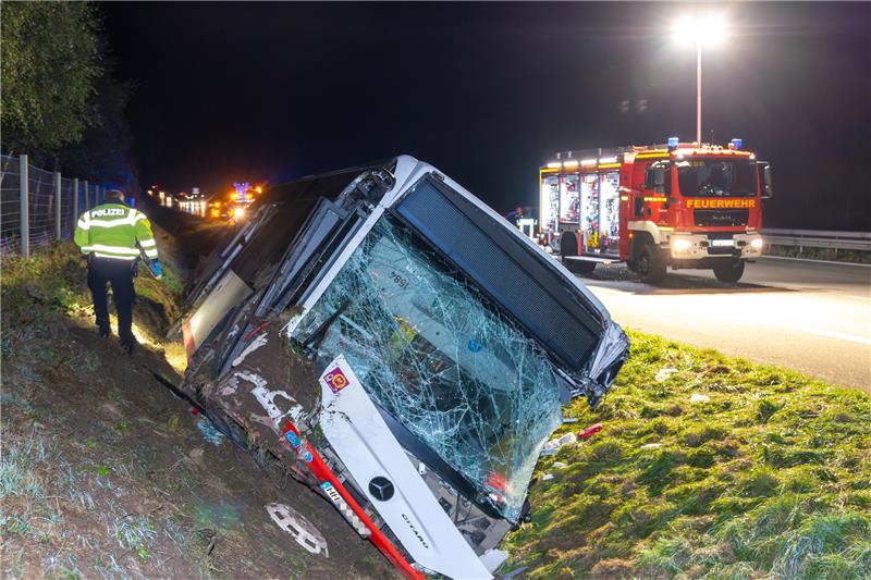 Linienbus auf A1 bei Hollenstedt in Graben geschleudert – Fahrer schwer verletzt Ersthelfer einer Freiwilligen Feuerwehr konnten sich um den verletzten Busfahrer kurz nach Mitternacht kümmern. Foto: Joto