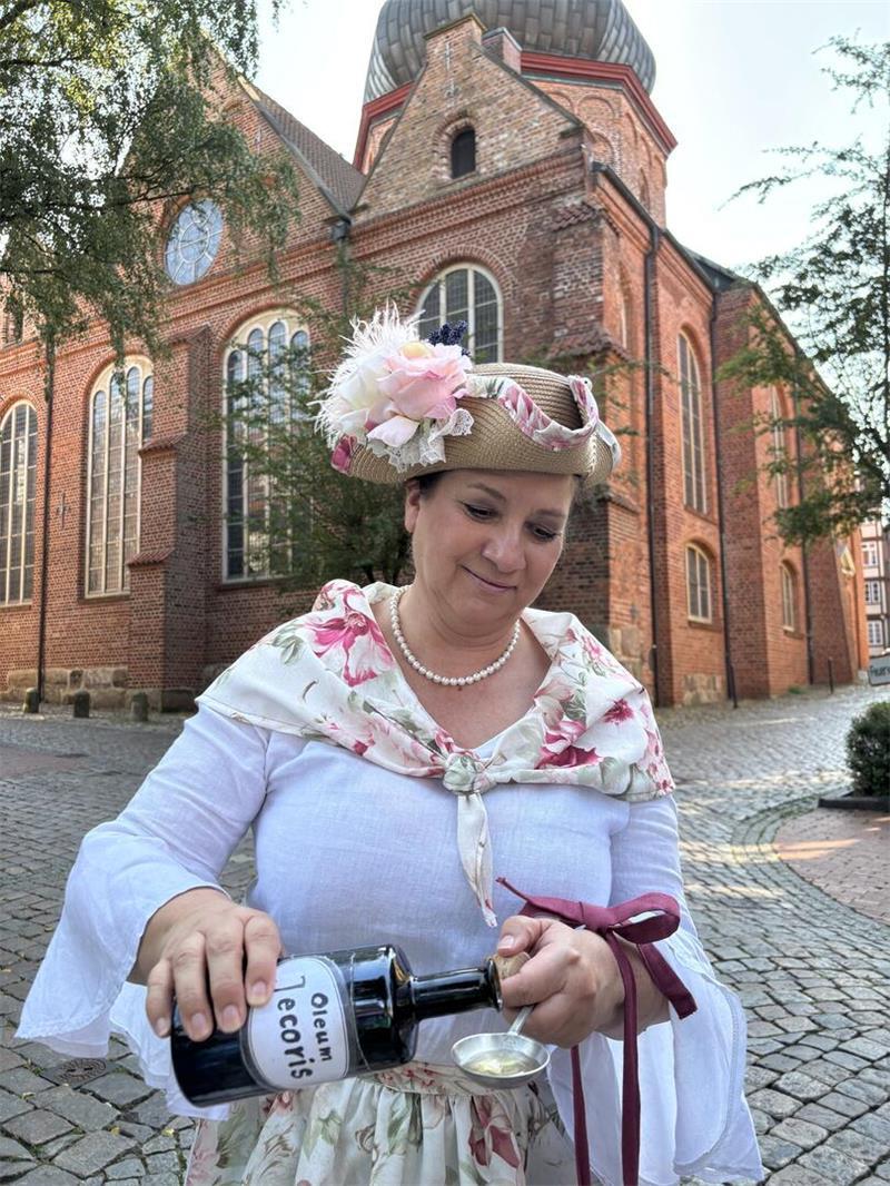 Wo ist Andreas? Außergewöhnliche Suchaktion in Stades Altstadt Erstmal einen Lebertran: Tatsächlich schenkt Margarete Henne einen edlen Tropfen an ihre Gäste aus.
