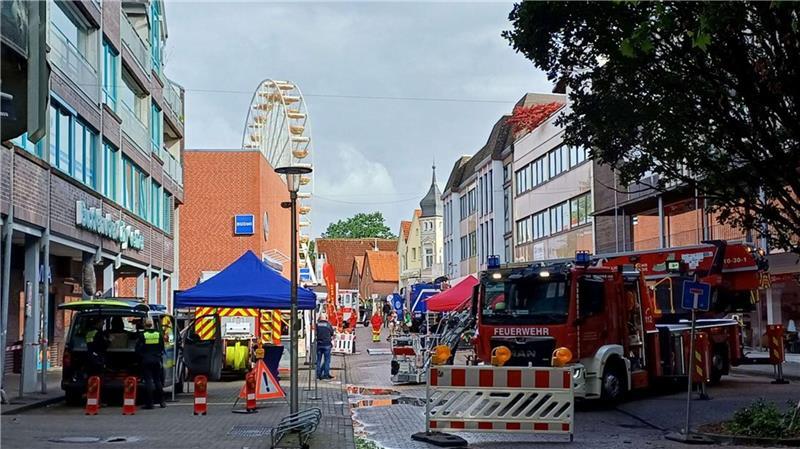 Altstadtfest in Buxtehude: Schietwetter kostet 10.000 Besucher Erstmals beim Altstadtfest Buxtehude präsentierte sich Rettungsorganisationen am Geesttor mit einer Fahrzeugschau. Das kam an bei den Besuchern.
