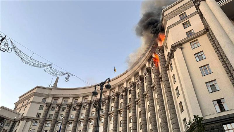Russland greift Ukraine mit Rekordzahl an Drohnen an Erstmals beschädigte ein russischer Angriff laut Ministerpräsidentin Julia Swyrydenko das Hauptregierungsgebäude.
