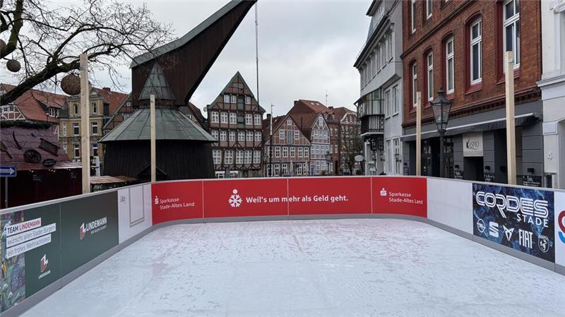Erstmals gibt es in diesem Jahr eine 60 Quadratmeter große Eislaufbahn auf dem Weihnachtsmarkt am Fischmarkt: ein Kooperationsprojekt der Marketinggesellschaft, Stade aktuell und der Sparkasse Stade-Altes Land.