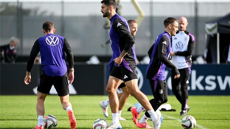 Wer stürmt? Kleindiensts Quote und Burkardts Bosnien-Tore Erstmals im Kreis der Nationalmannschaft am Ball: Tom Kleindienst (M).