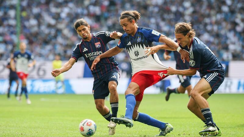 HSV und Werder mühen sich in Testspielen - Pauli gelingt eine Überraschung Erstmals im Trikot des HSV: Yussuf Poulsen (M)