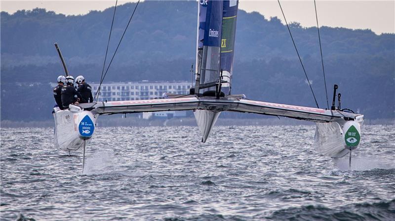 Vettel über SailGP-Erfahrung: „Wäre fast vom Boot gefallen“ Erstmals in Deutschland: Die internationale Rennserie SailGP.