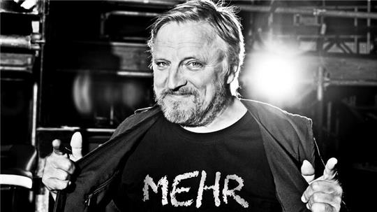 Erstmals in Stade: Axel Prahl und das Inselorchester.