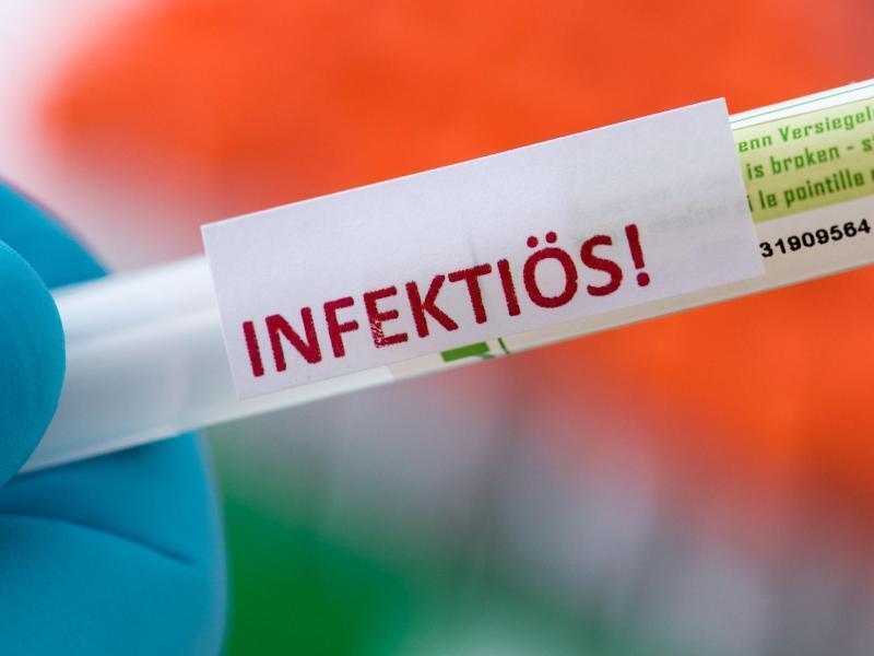 Erstmals in der Pandemie zählte das RKI 50.000 Neuinfektionen binnen 24 Stunden. Foto: Hendrik Schmidt/dpa