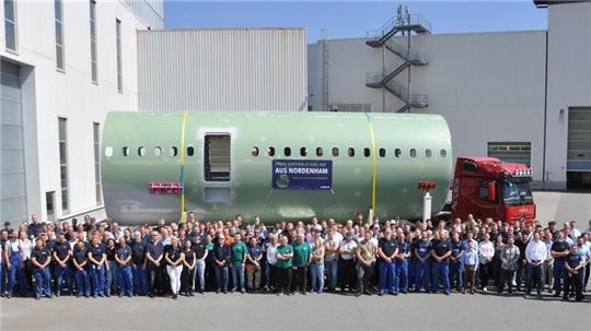 Erstmals ist in Nordenham eine komplette Rumpfsektion des Airbus A 321 gefertigt worden. Das haben die Mitarbeiterinnen und Mitarbeiter am Donnerstag gefeiert. Foto: Heilscher