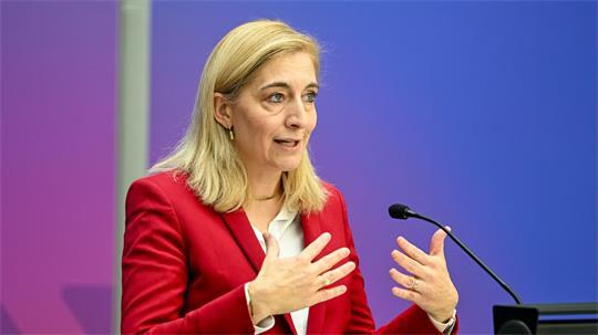 Erstmals managt mit Nina Warken eine Frau das Kanzleramt. (Archivbild)