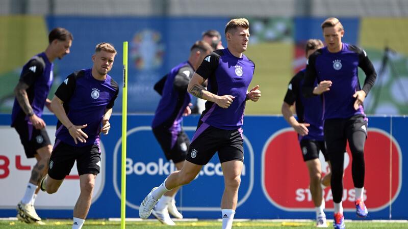 Schweiz-Duell: Um ersten Platz und erste Prämie Erstmals seit dem Gewinn des Confederations Cup 2017 könnten die DFB-Profis um Toni Kroos (M) wieder eine Turnierprämie einstreichen.