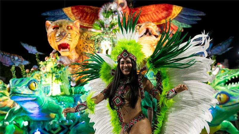 Spektakel am Zuckerhut: Karnevalsumzüge im Sambodrom in Rio Erstmals sind in diesem Jahr die Top-Schulen auf drei Tage verteilt aufgetreten.