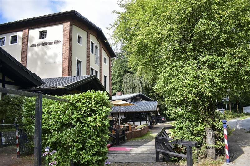 Erstmals soll die Deinster Mühle in Aufzeichnungen von 1235 erwähnt worden sein. Nachdem das Gebäude niedergebrannt war, wurde es 1912 wiederaufgebaut.