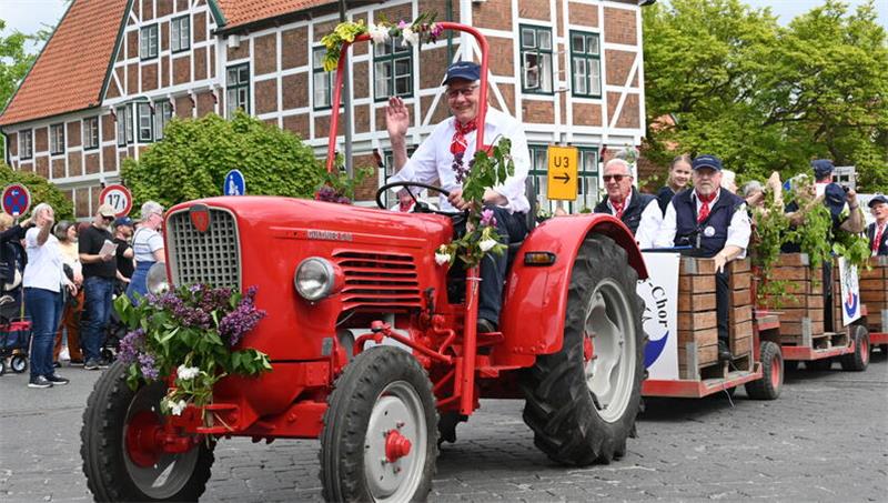 Plattdeutsch und Lehramt: Das ist die neue Altländer Blütenkönigin Linn Schuback Erstmals sprangen die Sänger des Altländer Shantychores beim Altländer Blütenfest in die Apfelgroßkiste.