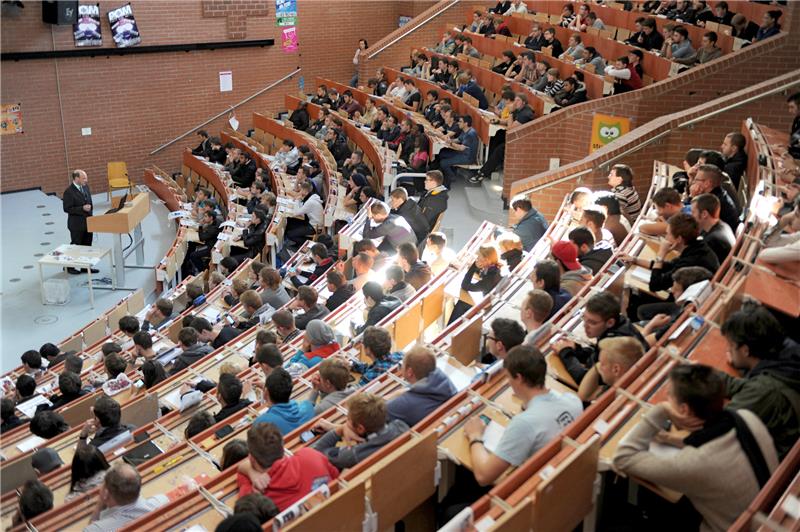 Erstsemester sitzen in einen Hörsaal der Universität Kassel. Foto: Uwe Zucchi/dpa