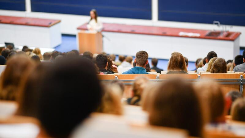 Erstsemster-Studenten in einem Hörsaal einer Universität.