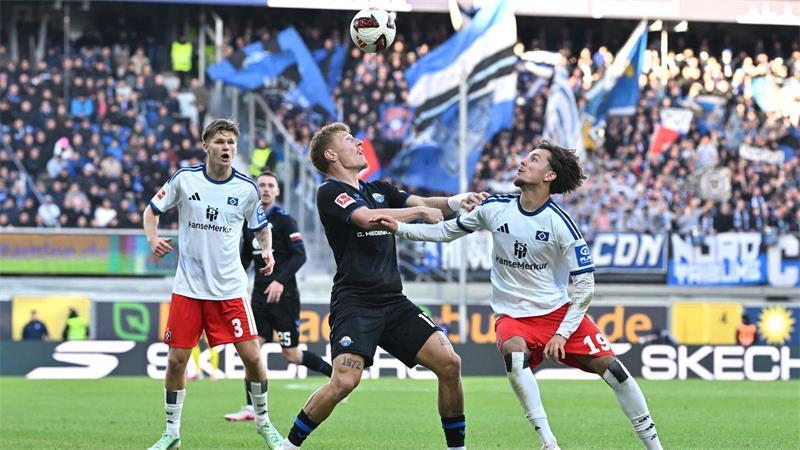 Geburtstag, Joker, Siegtor: Philippe lässt Paderborn jubeln Erwartet eine Einladung vom Torschützen: Paderborns Kapitän Laurin Curda (M).