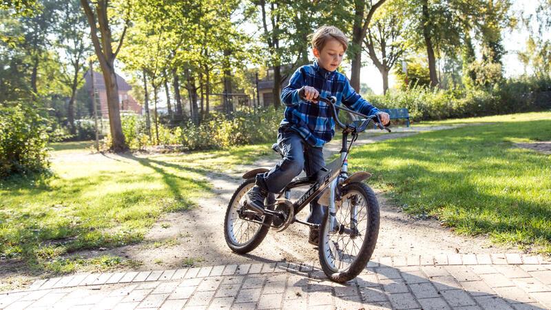 Rad als Geschenk zu Ostern: Tipps für das erste Kinderfahrrad Erweiterter Bewegungsradius: Mit den ersten Fahrrädern werden Kinder so richtig mobil.
