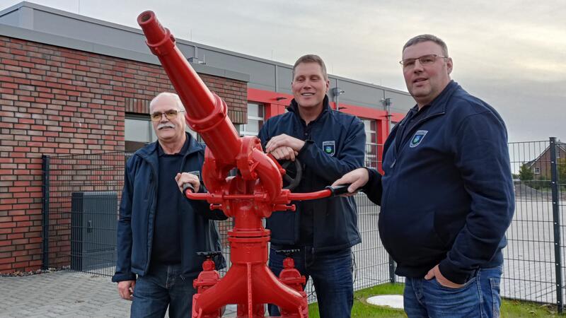 Die Feuerwehr in Bützfleth hat jetzt eine neue Heimat Erwin Bube (von links), Maik Bube und Sebastian Junge vor neuem Gebäude mit altem Wasserwerfer.