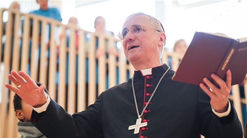 Erzbistum weiht neue katholische Schule Sophien-Campus ein Erzbischof Heße segnete die Schule.