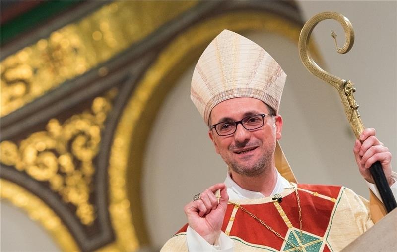 Erzbischof Stefan Heße fragt Menschen nach ihren persönlichen Corona-Erfahrungen. Foto: Bockwoldt/dpa