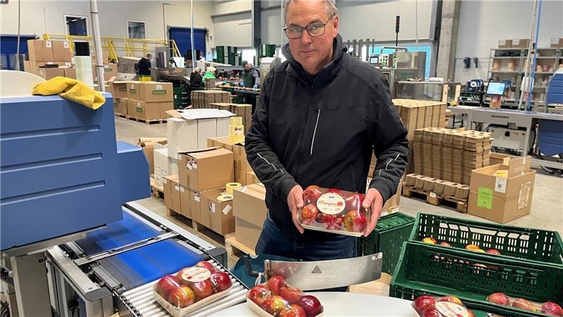 Erzeuger und Vermarkter Frank Suhr beim Abpacken.