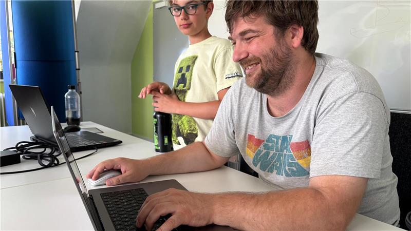 Erzieher Patrick Fischbach hilft den Kindern mit Rat und Tat beim Spielen weiter.