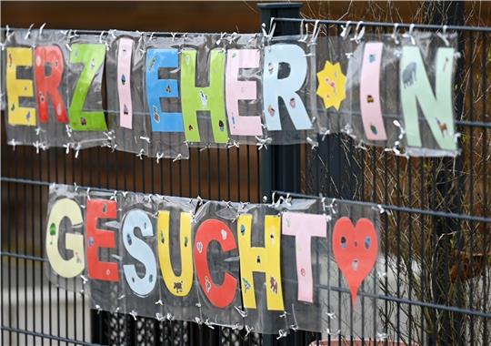 Erzieher werden allerorten dringend gesucht. Die Stader Privatschule möchte sie ausbilden - doch die Schule bekommt einfach keine Genehmigung dafür (Symbolbild). Foto: Arne Dedert/dpa