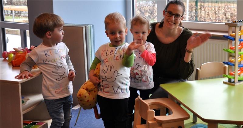 Erzieherin Vicky Hinck spielt mit Krippenkindern in einem Gruppenraum, nachdem sie Lieder vorgetragen hatten. Die Spielecke kam bei den Kleinen gut an. Fotos: Lankuttis