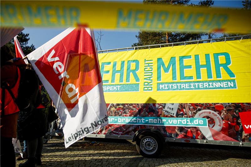 Erzieherinnen und Sozialarbeiterinnen demonstrieren vor dem Beginn der nächsten Verhandlungsrunde zwischen Arbeitgebern und Arbeitnehmern für eine bessere Bezahlung und Anerkennung ihrer Arbeit. Foto: Carsten Koall/dpa