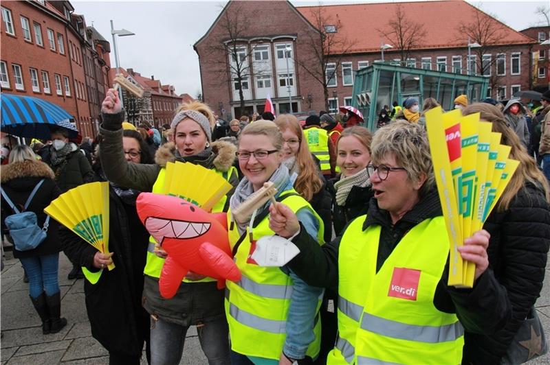 Erzieherinnen vom Bildungshaus Wischhafen mischten sich unter die Streikenden auf dem Platz am Sande. Foto: Richter