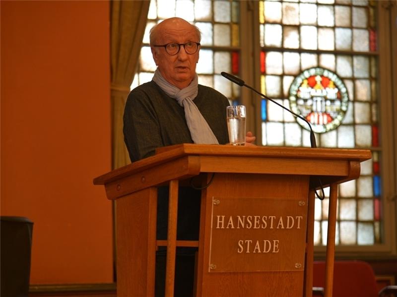 Erziehungsexperte Dr. Jan-Uwe Rogge spricht im historischen Stader Rathaus. Foto Beneke