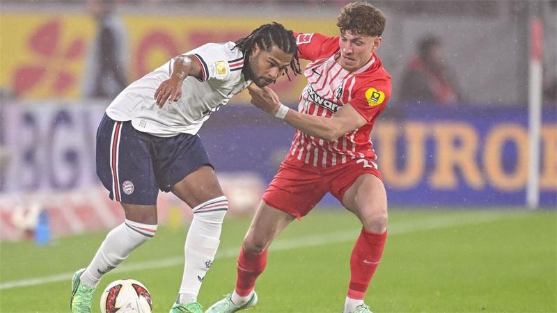 „Großer Sieg“: Bayern bezwingen Freiburg nach Kompany-Schock Erzielte das 2:0: Bayerns Serge Gnabry (l), hier im Zweikampf mit dem Freiburger Philipp Treu.
