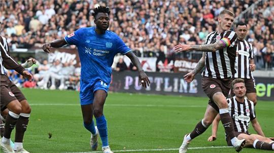 Erzielte die 1:0-Führung für Bayer: Edmond Tapsoba (M).