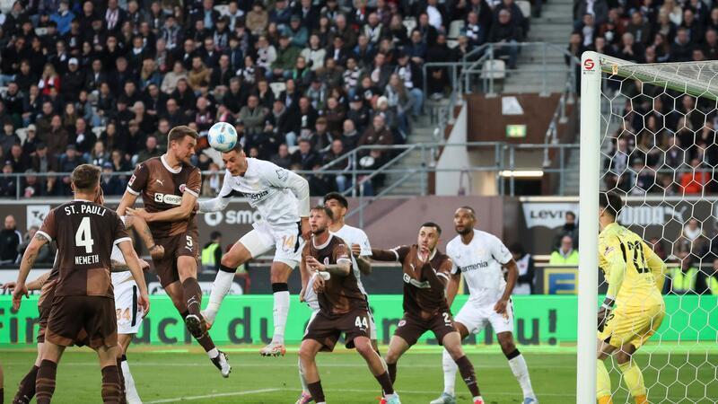 Erzielte mit seinem 18. Saisontor die Führung: Leverkusens Patrik Schick (3.v.l.).
