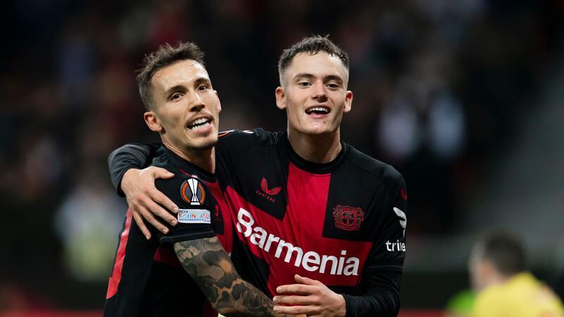 Alonso siegt vor Papas Augen - Wirtz an vier Toren beteiligt Erzielten drei der fünf Leverkusener Treffer gegen Karabach Agdam: Alejandro Grimaldo (l) und Florian Wirtz.