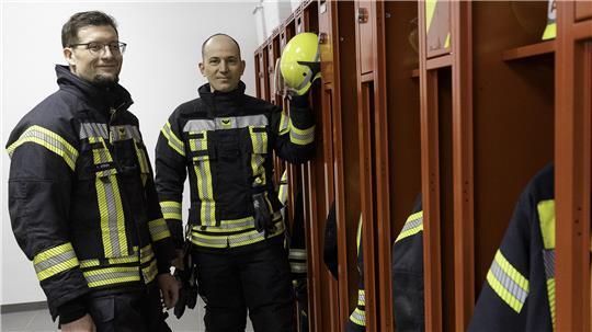 Es begann mit Neugierde: Matthias Stach (links) und Florian Hucht bei der Feuerwehr Drochtersen.