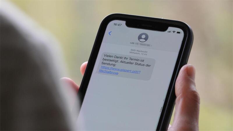 Zehntausende Euro vom Konto abgebucht: So gefährlich sind Cyberangriffe Es beginnt mit einer SMS oder E-Mail - es endet mit einem Berg voll Schulden.