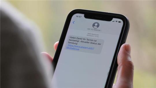 Es beginnt mit einer SMS oder E-Mail - es endet mit einem Berg voll Schulden.