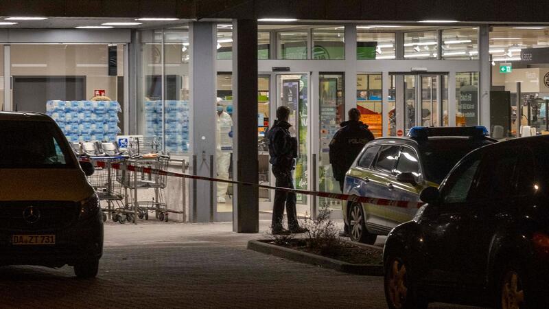 Tödliche Schüsse in Supermarkt - Kassiererin stirbt Es bleiben vorerst viele offene Fragen zu der unfassbaren Tat, die sich vor den Augen von Kunden des Discounters ereignete.